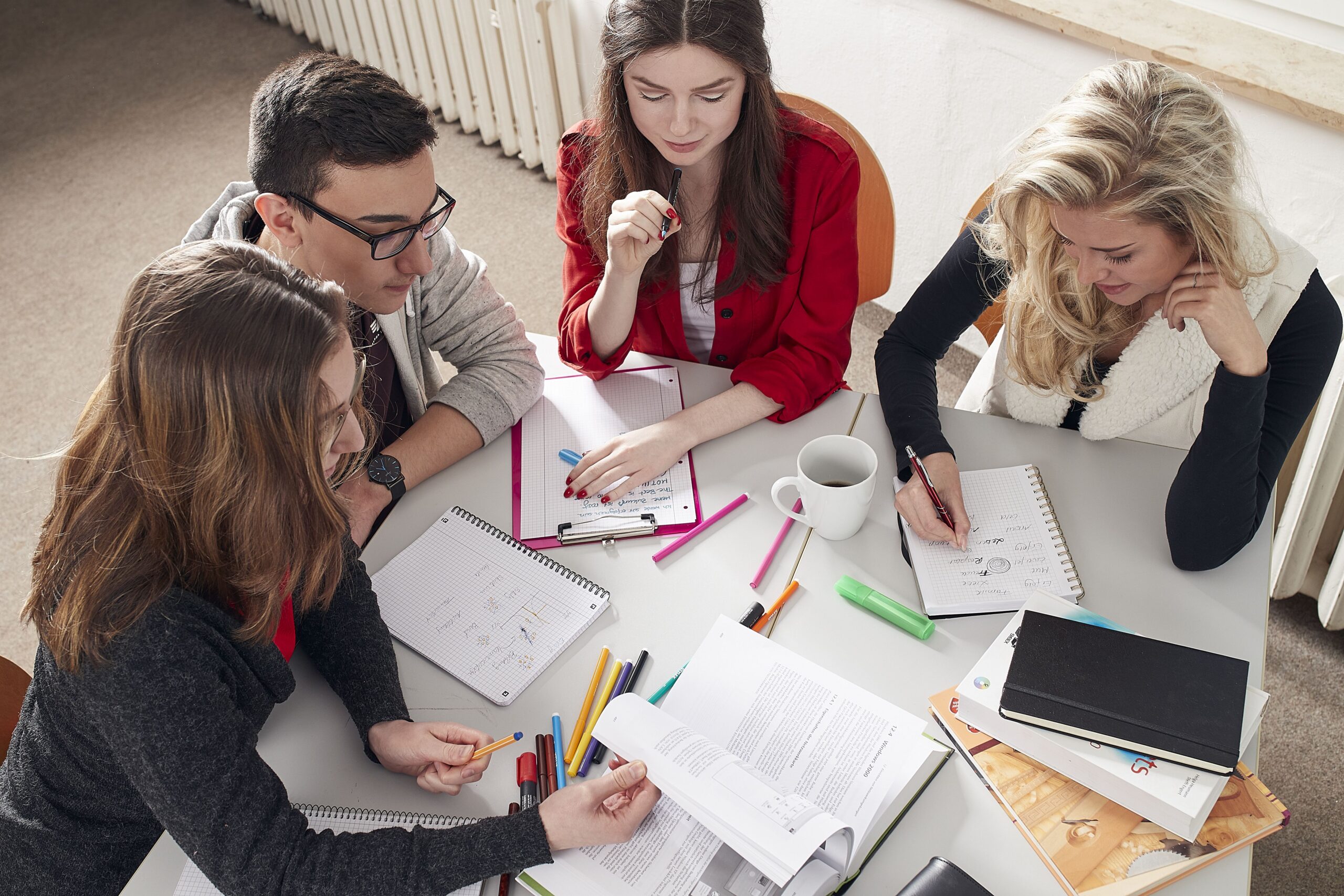 Schüler:innen, die in einer Arbeitsgruppe lernen