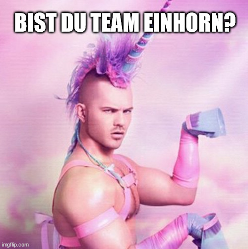 Ein junger Mann ist als rosa Einhorn verkleidet
