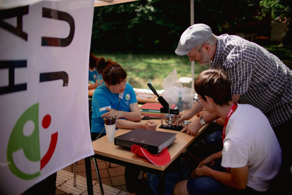 Buttons gestalten am Stand des Hauses der Jugend