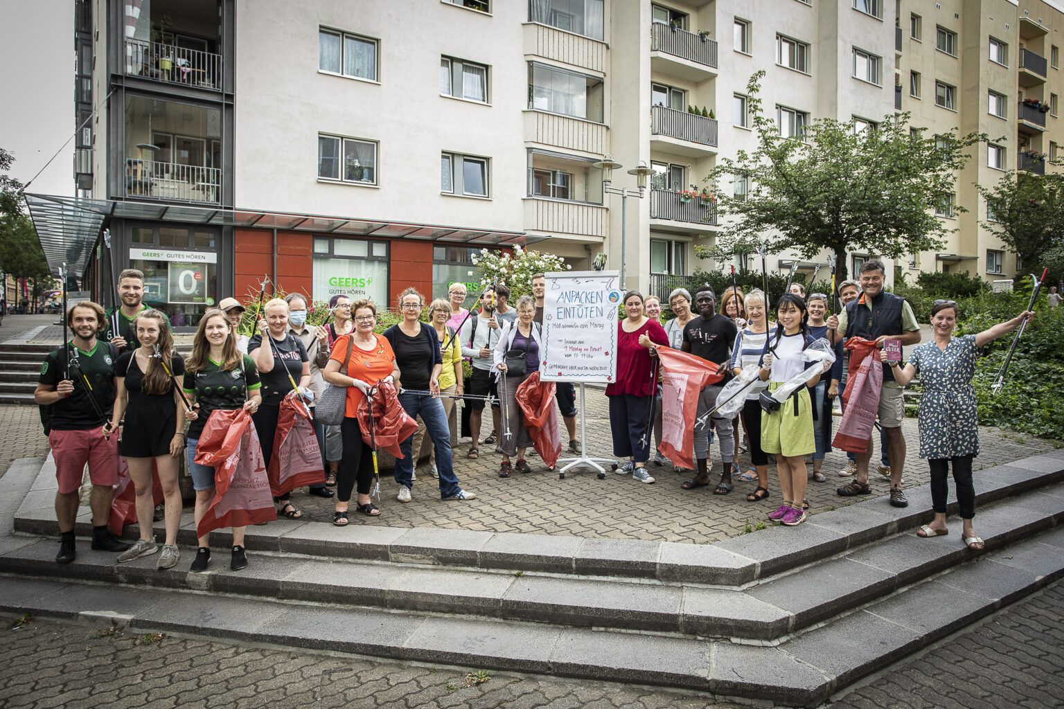 Engagierte Hallenser*innen bei der Aktion Anpacken und Eintüten, freiwilliges Engagement für eine saubere Stadt