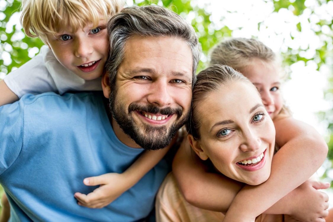Eine Familie mit Mutter, Vater und zwei Kindern