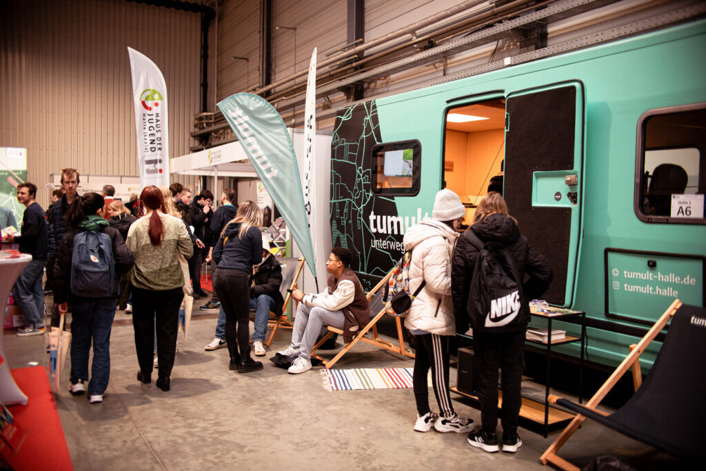 Messestände von tumult und dem Haus der Jugend auf der Messe Chance mit vielen Besucher*innen