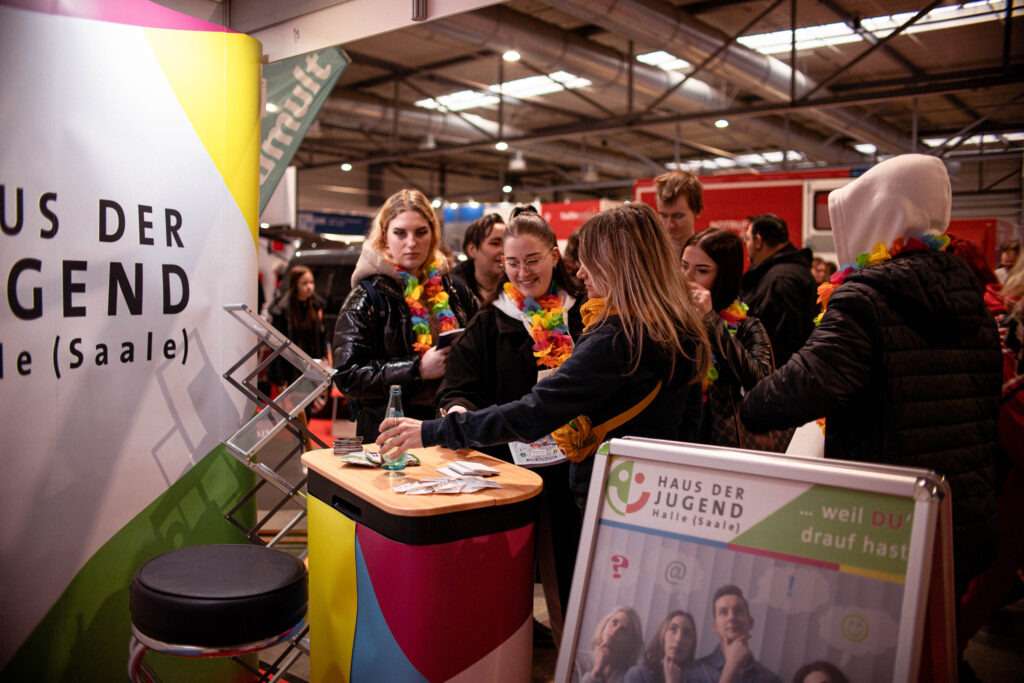 Besucher*innen auf der Messe Chance am Stand Haus der Jugend