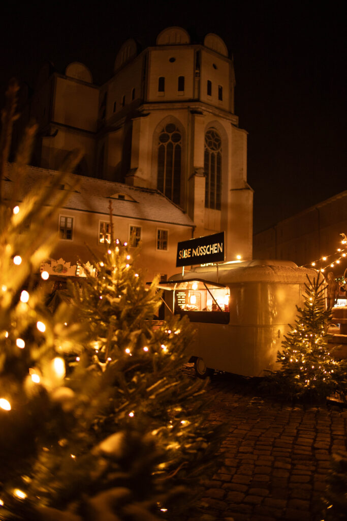 Domplatz zu Halle mit Karusell und Nussstand zur Weihnachtszeit mit Schnee