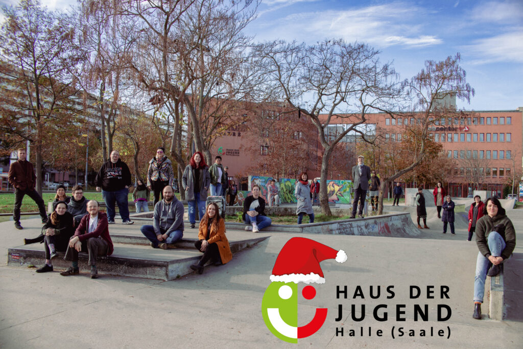 Gruppenfoto aller MItarbeiter*innen des Hauses der Jugend auf dem Skateplatz Neustadt