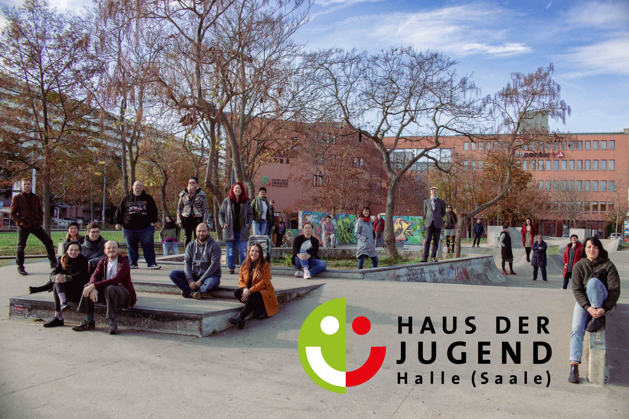 Gruppenfoto aller MItarbeiter*innen des Hauses der Jugend auf dem Skateplatz Neustadt