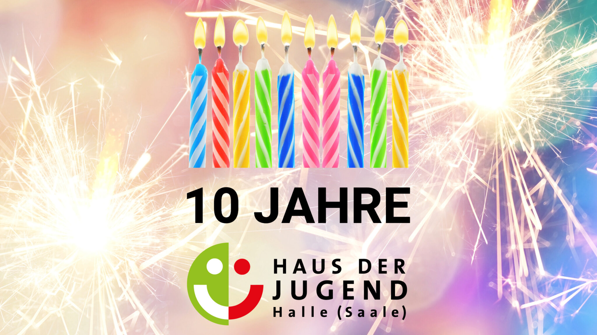 Wunderkerzen mit 10 Geburtstagskerzen und dem Logo Haus der Jugend zum 10-jährigen Jubiläum