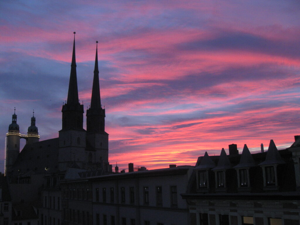 Hausmannstuerme der Stadt Halle im Sonnenaufgang