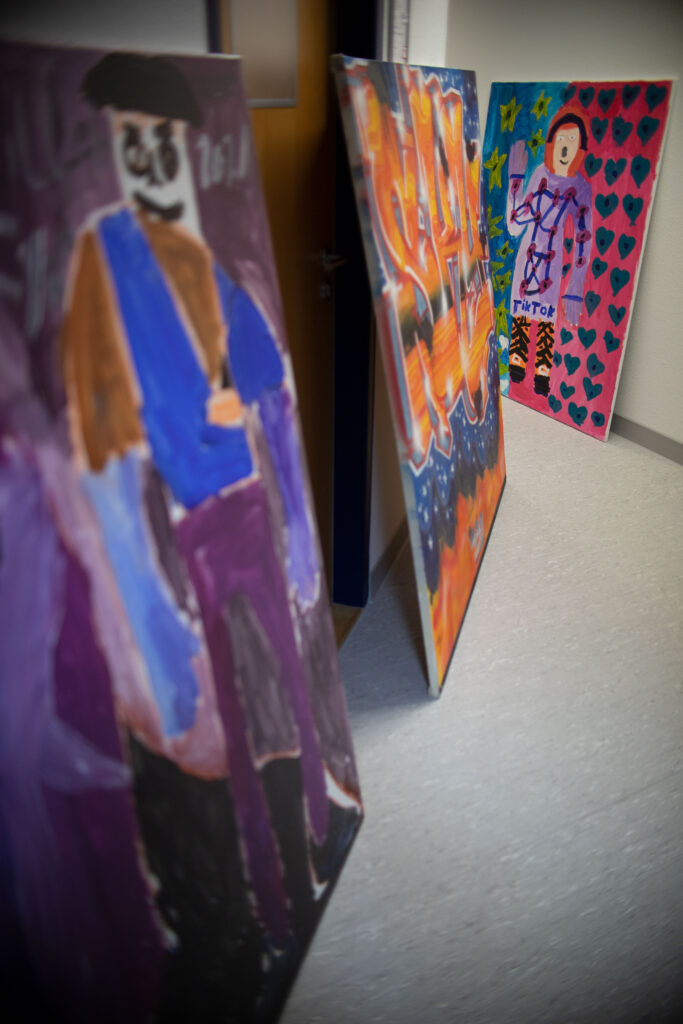 Drei Bilder stehen an der Wand