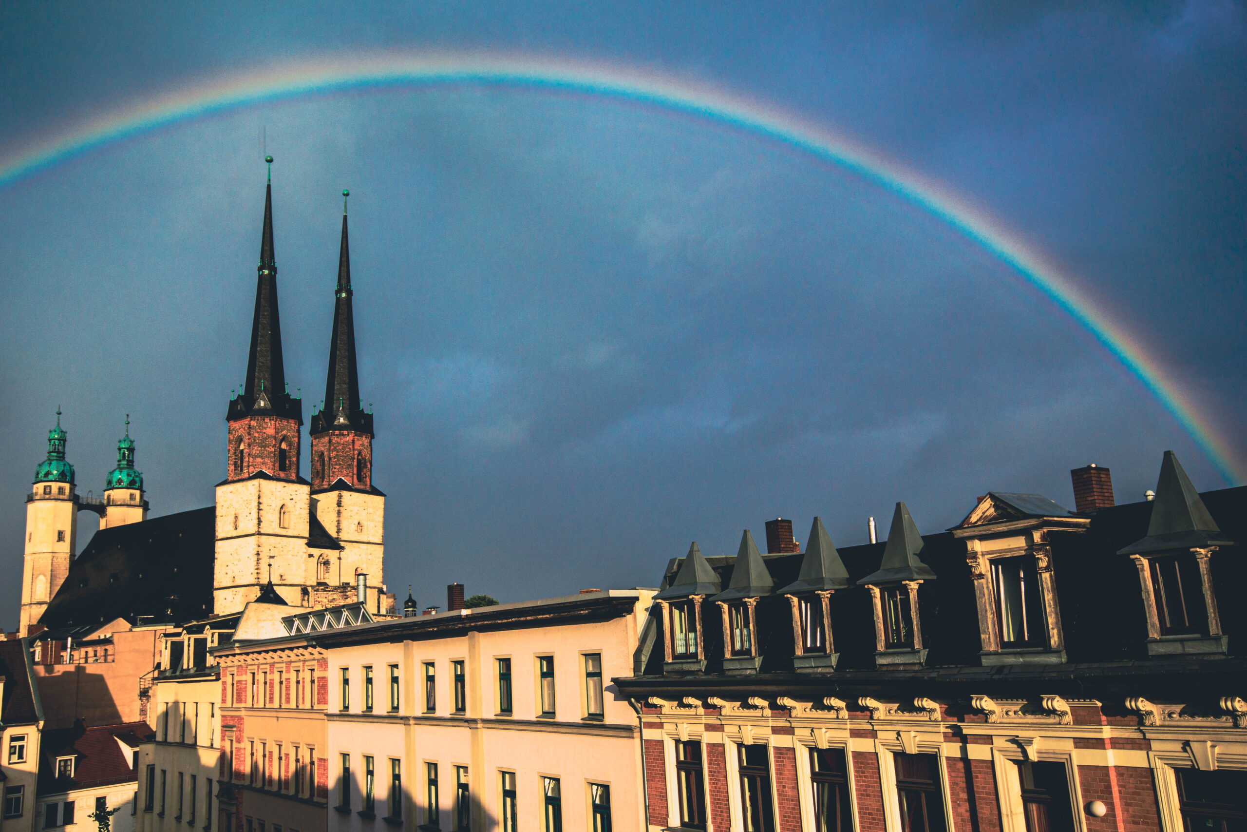 Regenbogen über der halleschen Marienkirche