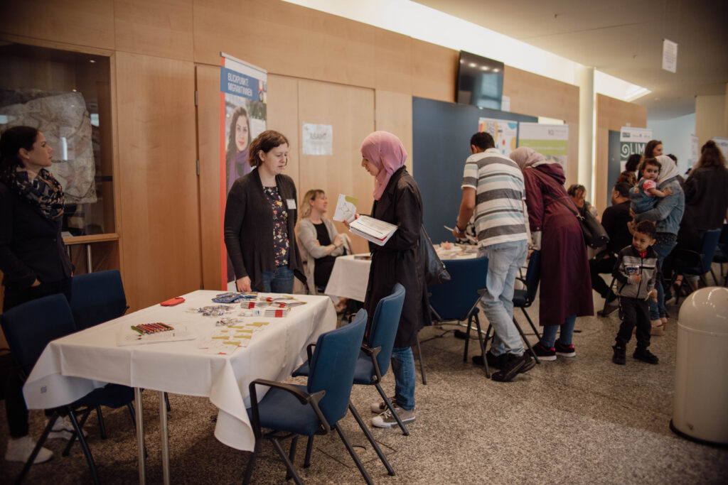 Junge Familien informieren sich über das Angebot des Projektes FAMICO beim Netzwerktag Familie