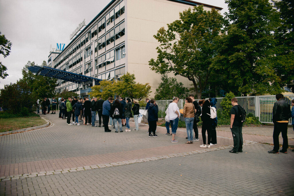 Lange Schlange am Einlass zur Messe Start Now