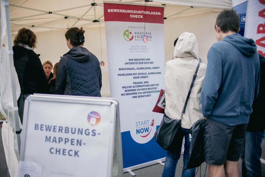 Bewerbungsmappen-Check am Stand Haus der Jugend