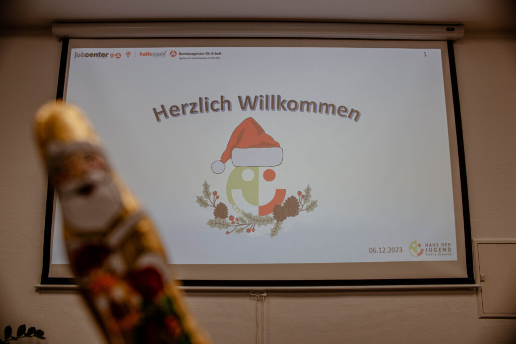 Nikolaus und Leinwand mit Präsentation zur Trägerversammlung im Haus der Jugend
