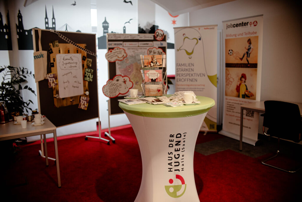 Pinnwände von Projekten im Haus der Jugend und Material zur Öffentlichkeitsarbeit.