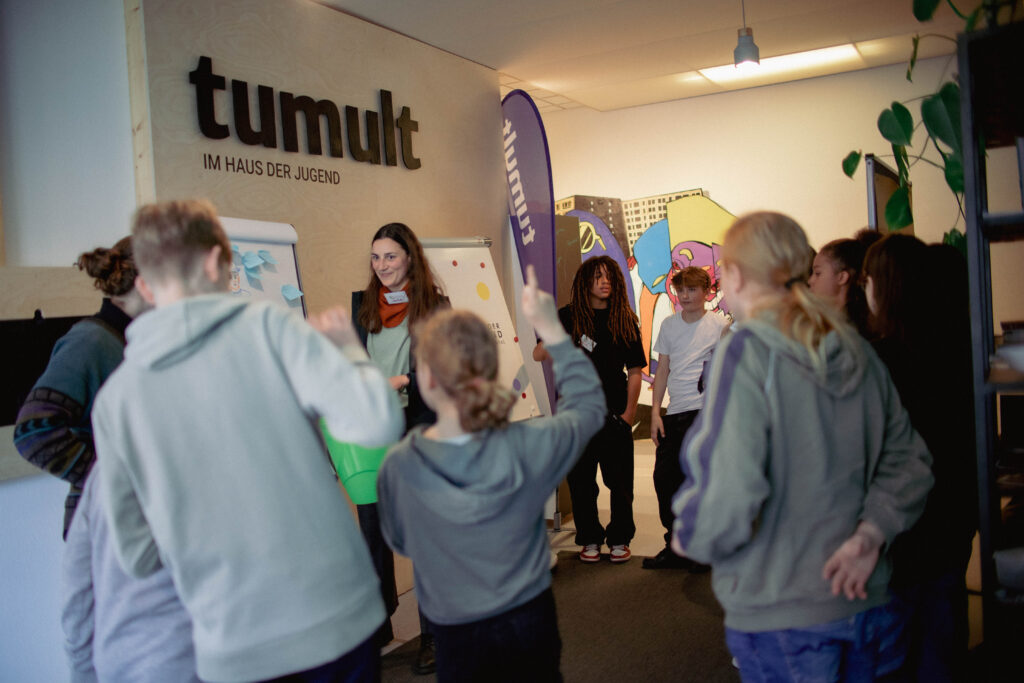Junge Menschen beim Workshop im Kreis und reden miteinander