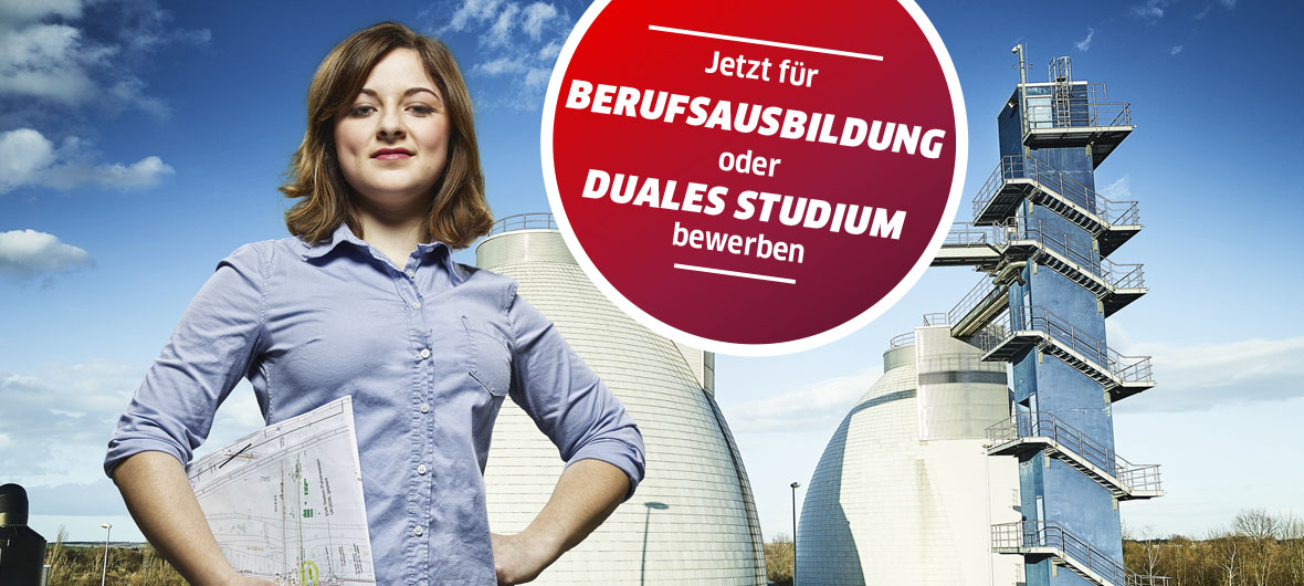 Junge Frau schaut selbstbewusst in die Kamera und hält Unterlagen in der Hand. Im Hintergrund ist ein Kraftwerk zu sehen. Ein roter Button weist auf die Möglichkeit zur Bewerbung für Berufsausbildung oder Duales Studium hin.