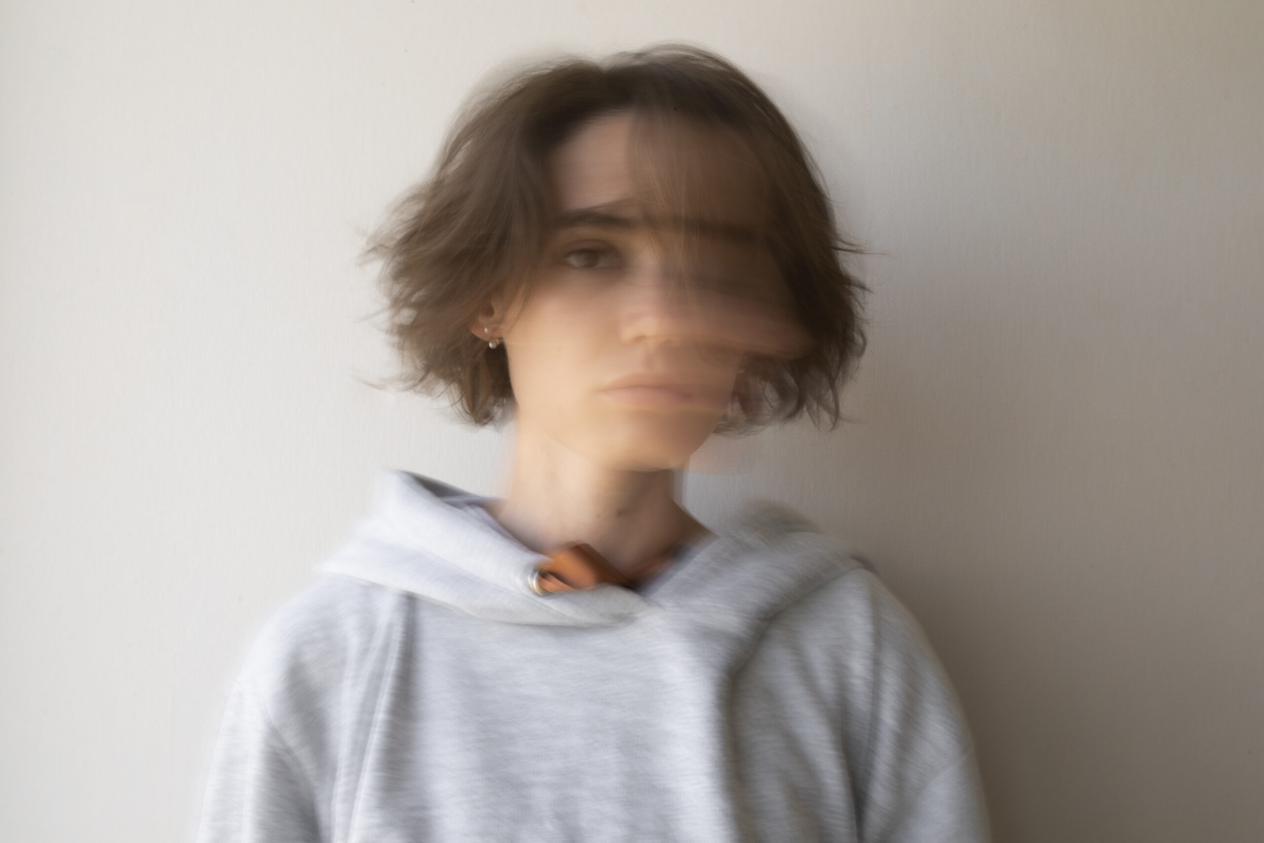 Junge Frau schaut pessimistisch