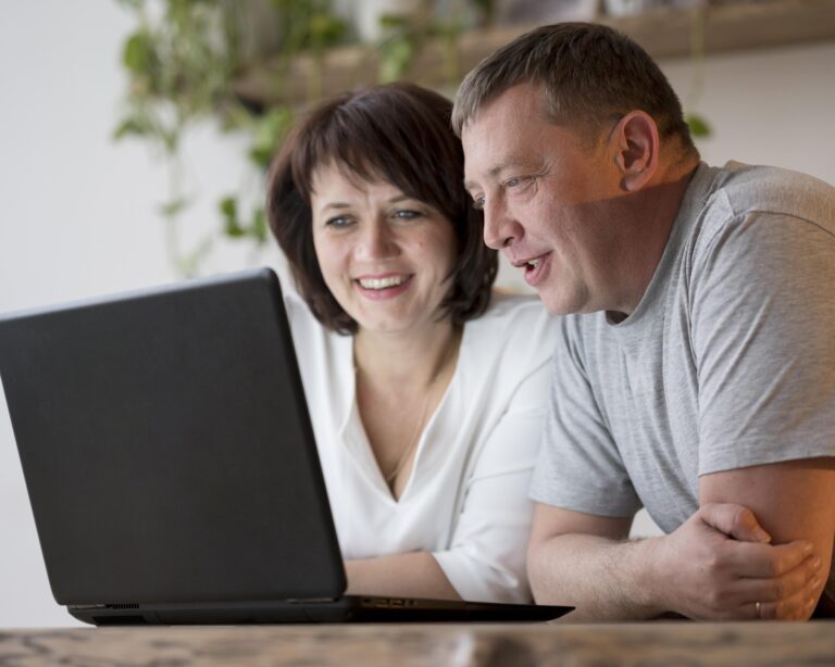 Eltern schauen auf Laptop